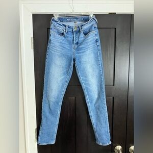 American Eagle Women’s Hi-Rise Tomgirl. 4 LONG. 4 buttons (3 hidden) no zipper.